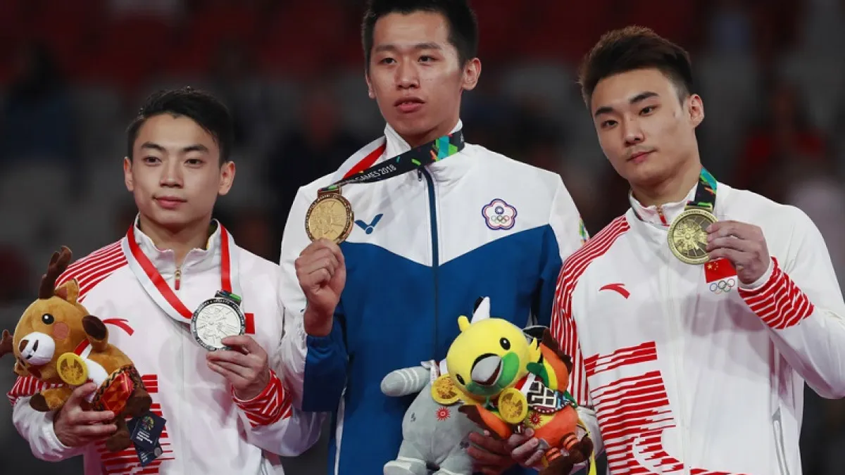 台灣李智凱(中)擊敗兩位中國大陸選手奪下鞍馬金牌,李智凱光榮站中間兩位大陸選手雙星拱月。(美聯社)