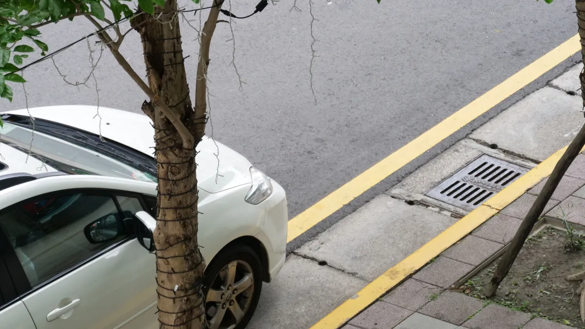 新北市轄內黃線路段自明(5)日起周休假日開放全日停車,同時公有路邊停車格也實施假日不收費。(圖/新北市交通局提供)