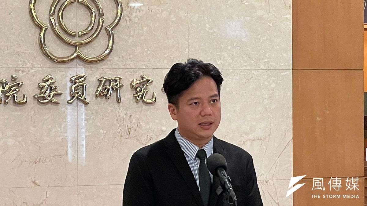 民眾黨立委邱臣遠20日於立法院接受媒體聯訪。(鍾秉哲攝) 民眾黨立委邱臣遠20日於立法院接受媒體聯訪。(鍾秉哲攝)