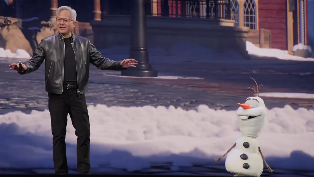 2026年3月16日,輝達執行長黃仁勳在加州聖荷西舉行的輝達人工智慧大會展示人形機器人。(翻攝Youtube)