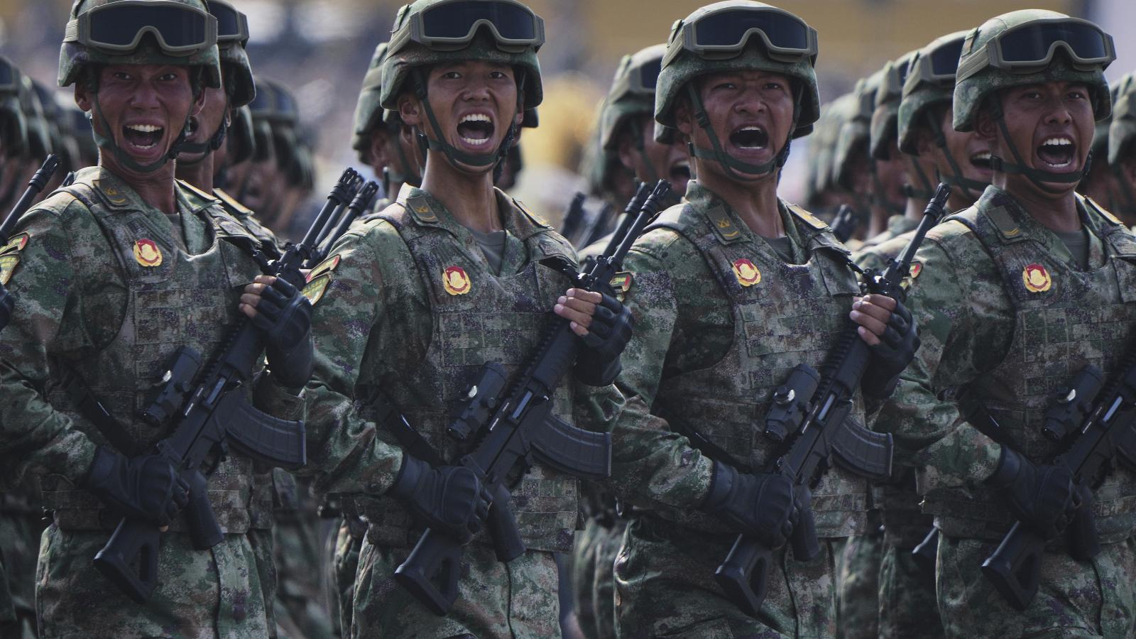 解放軍拿新台幣登島照曝光!粉專從「月退俸被砍75%」看兩岸錢戰:攻台不燒殺擄掠?