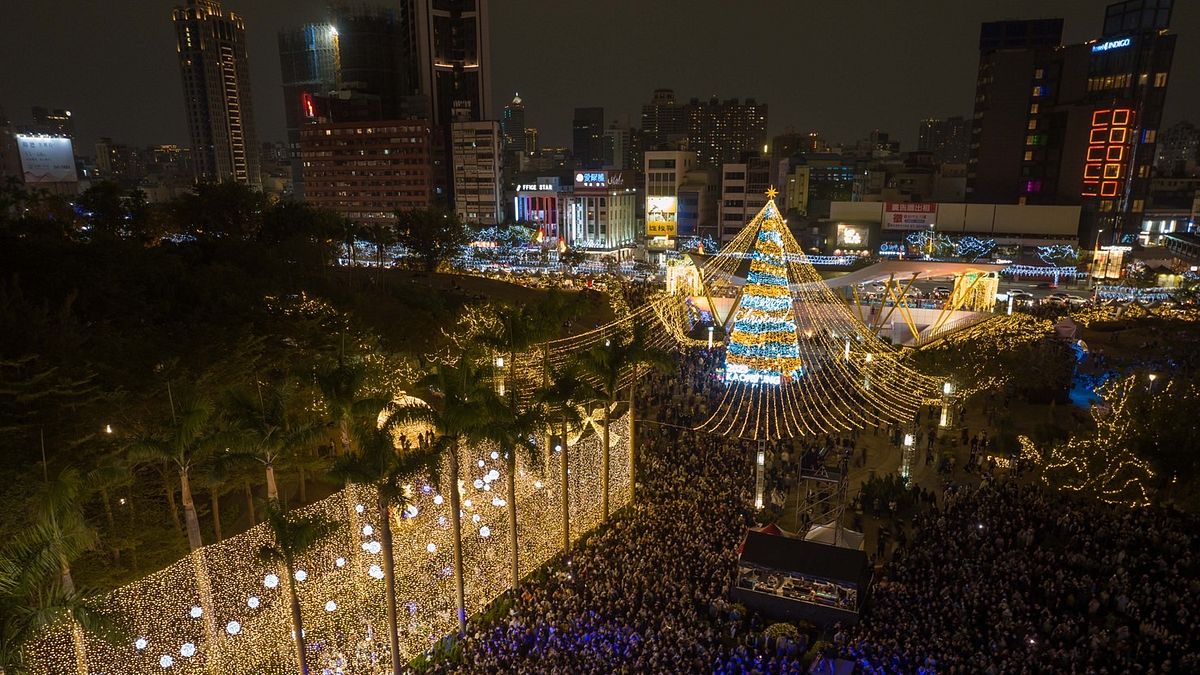 聖誕生活節首日湧入了超過6萬人次觀眾,音樂雙舞台下擠爆滿滿人潮看不到盡頭。(圖/高市經發局提供) 聖誕生活節首日湧入了超過6萬人次觀眾,音樂雙舞台下擠爆滿滿人潮看不到盡頭。(圖/高市經發局提供)