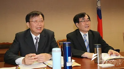 高雄大氣爆災難現場仍待處理,中央與地方卻已為了經費大打出手。內政部長陳威仁(左)及行政院祕書長李四川都出面批評高雄。(資料照片,吳逸驊攝)