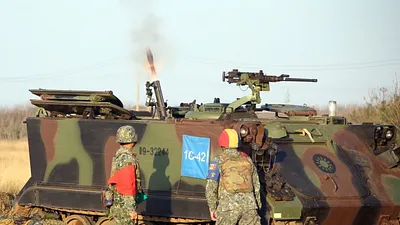 澎防部所屬機步營今日實施81迫砲、120迫砲實彈射擊。(取自軍聞社)