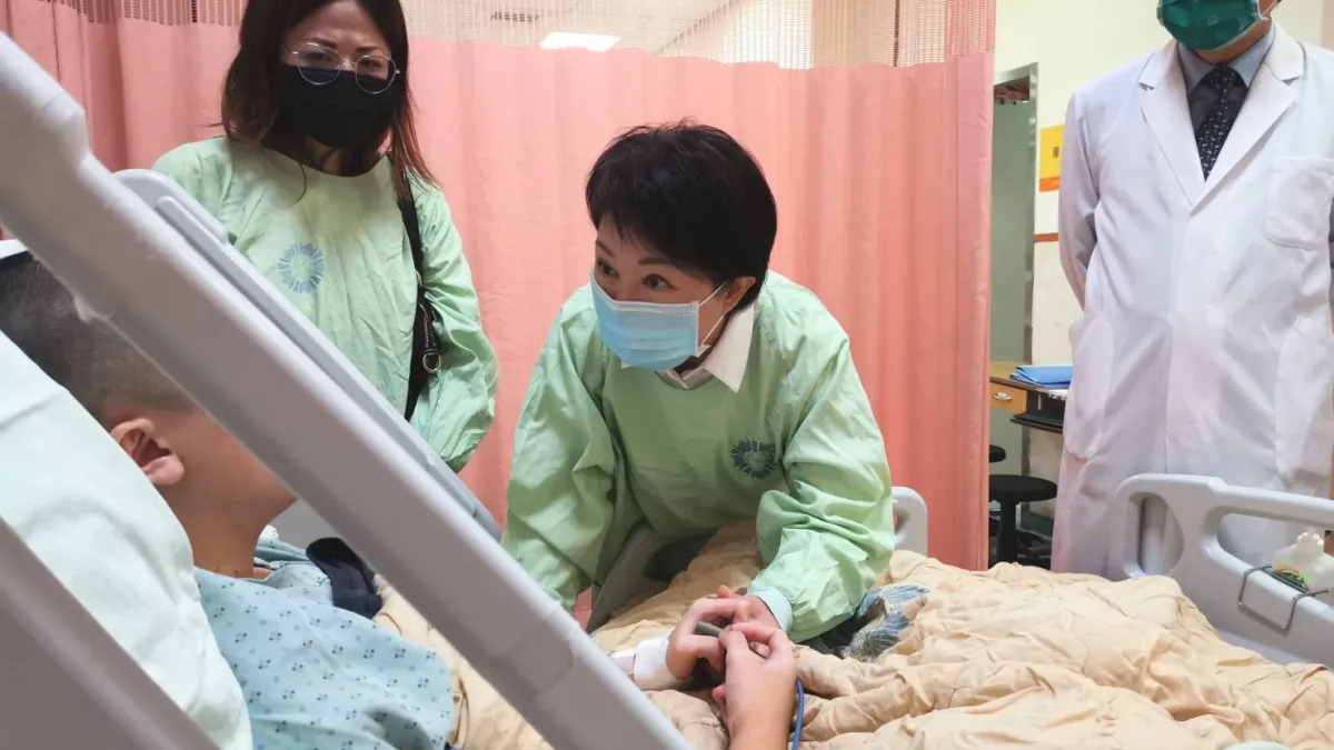 台中市盧秀燕二度前往醫院探視逐漸恢復意識的宋同學,對於宋姓男大生也向詢問她犯人是不是已經抓到了,而盧市長也說,壞人都抓起來了,對於涉案者會嚴查重辦。(圖/台中市政府)
