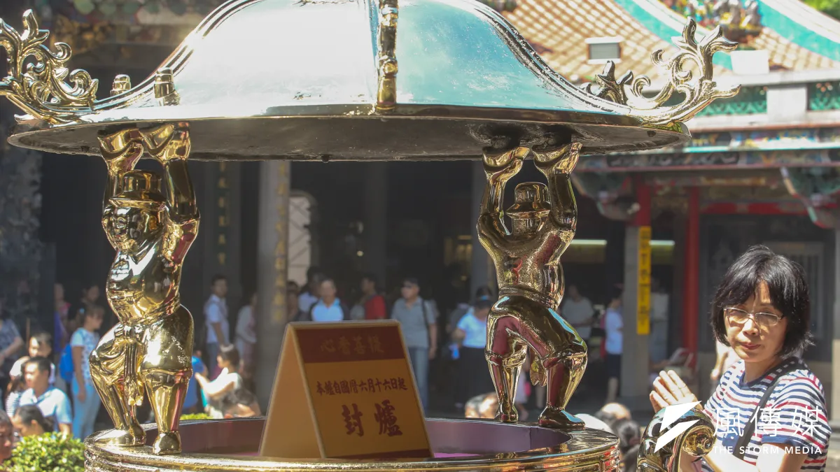 台北艋舺龍山寺2017年6月起,將香爐從3爐減為1爐,信眾全程只需持一炷香參拜。龍山寺員工透露,寺方推動減香的原因之一,是為了要維護員工的健康安全。(資料照,陳明仁攝)
