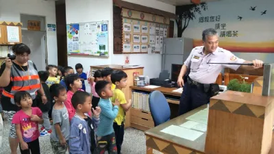 體驗穿戴防彈背心 學童:長大後也要當警察