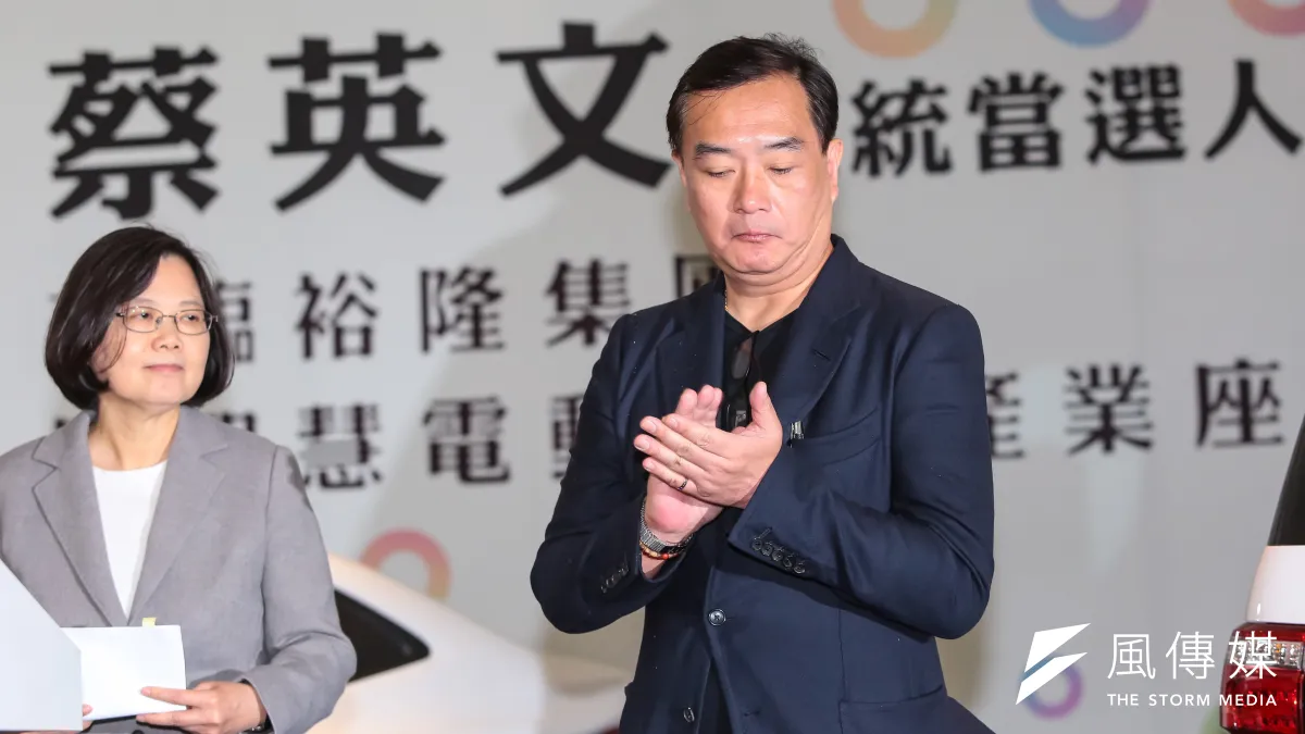 裕隆集團董事長嚴凱泰3日去世,圖為嚴凱泰2016年親自接待民進黨總統當選人蔡英文參訪裕隆集團總部暨智慧電動車產業。(顏麟宇攝)
