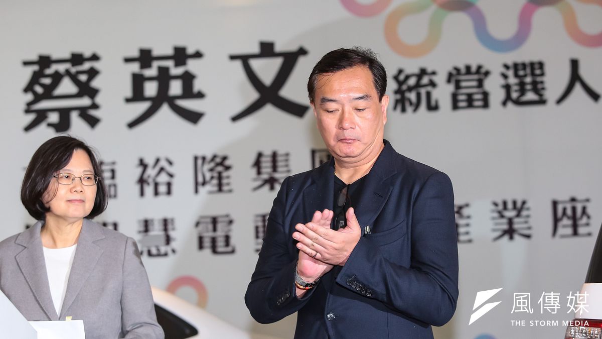 裕隆集團董事長嚴凱泰3日去世,圖為嚴凱泰2016年親自接待民進黨總統當選人蔡英文參訪裕隆集團總部暨智慧電動車產業。(顏麟宇攝) 裕隆集團董事長嚴凱泰3日去世,圖為嚴凱泰2016年親自接待民進黨總統當選人蔡英文參訪裕隆集團總部暨智慧電動車產業。(顏麟宇攝)