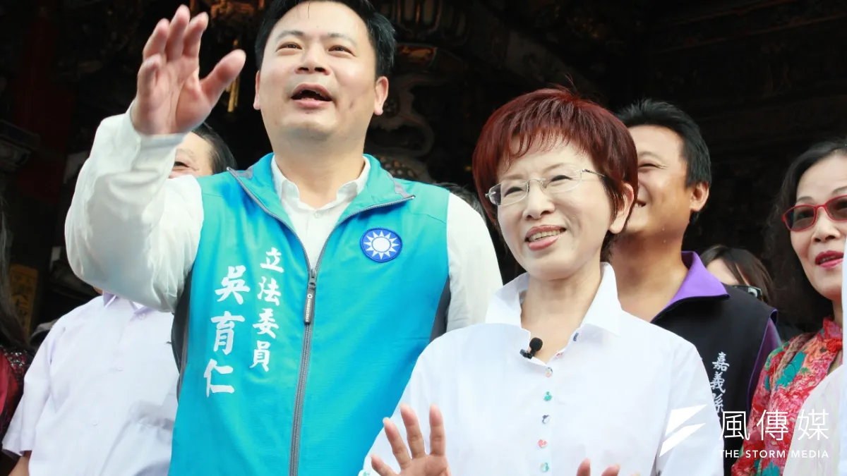 國民黨總統參選人洪秀柱31日上午南下到嘉義,由立委吳育仁陪同。(周怡孜攝)