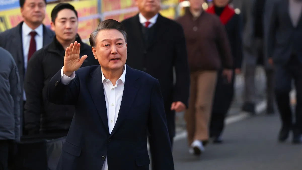 因彈劾停職的南韓總統尹錫悅,回到官邸前走近支持者揮手致意。(美聯社)