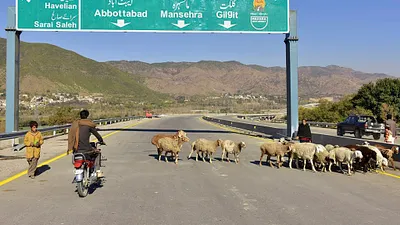 2017年12月22日,一名機車騎士經過巴基斯坦哈里普爾新建的道路,這也是「一帶一路」倡議所帶來的基礎建設。(美聯社)