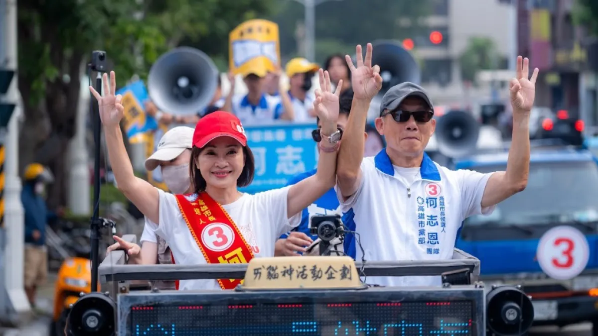 高雄市長候選人柯志恩抽中「3號」,喊出「3出奇蹟、翻轉高雄」競選口號,並與丈夫共同搭乘吉普車展開大規模車隊掃街。(圖/柯志恩競選總部提供)