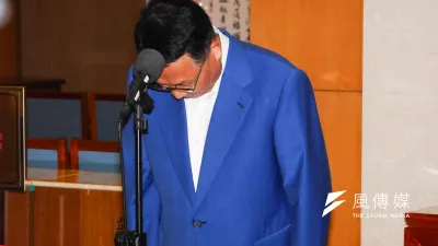 民進黨立委陳歐珀18日於立院針對im.B相關風波進行澄清,並鞠躬致歉。(蔡親傑攝)
