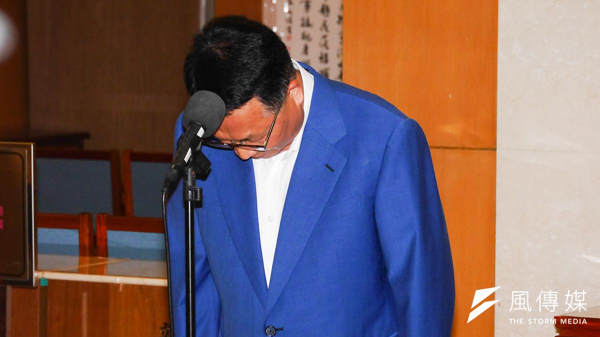 民進黨立委陳歐珀18日於立院針對im.B相關風波進行澄清,並鞠躬致歉。(蔡親傑攝) 民進黨立委陳歐珀18日於立院針對im.B相關風波進行澄清,並鞠躬致歉。(蔡親傑攝)