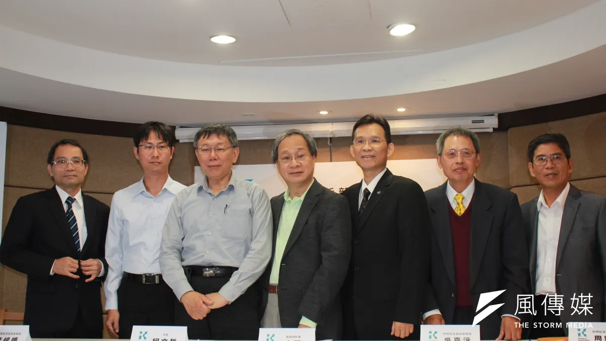 悠遊卡投資控股公司新任董事長由富璁建設開發股份有限公司董事長吳嘉沅(右三)當選。吳嘉沅在2018年台北市長選舉期間,曾擔任柯文哲(左三)辦公室財務監督委員會委員。(資料照,方炳超攝)