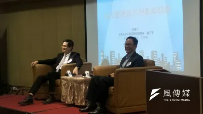 國民黨台北市長參選人丁守中今(24)晚出席台灣玉山科技協會活動,與和碩科技董事長童子賢以「台北智慧城市規劃與發展」為題進行演講。(周怡孜攝)