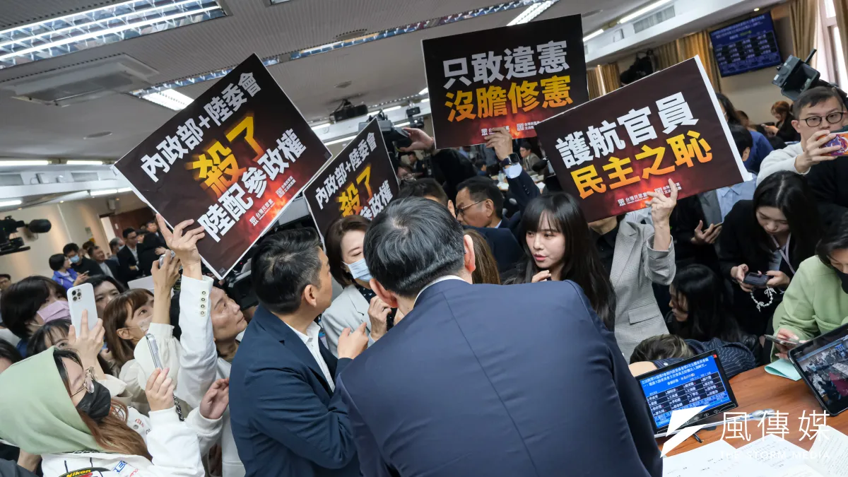 民進黨立委李柏毅及其他民進黨立委23日於立法院抗議民眾黨立委李貞秀質詢。(劉偉宏攝)