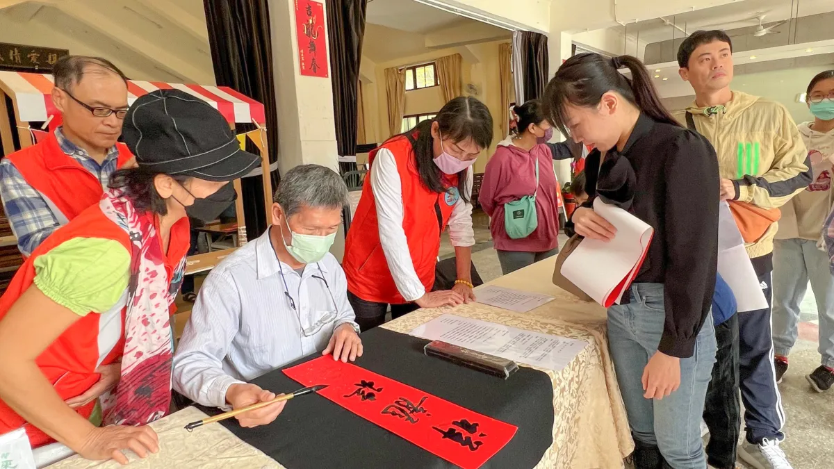 「蛇來蛇去~蛇到板橋435訪春神!」1月18、19日,邀請陳錦木大師蒞臨435園區揮毫贈春聯,每日限定200位贈送名額。(圖/新北市政府文化局)