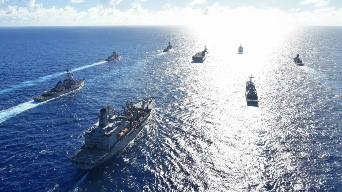 日本海上自衛隊的護衛艦隊演練。(海上自衛隊官方臉書)