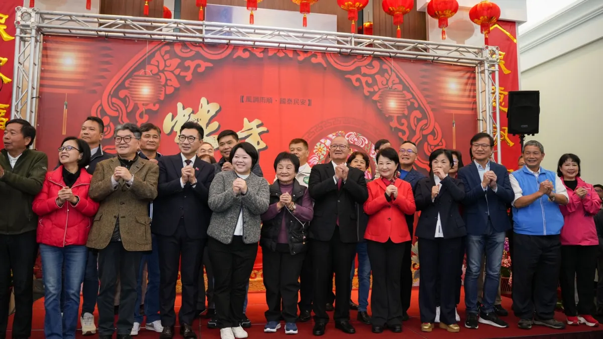中市議會3日上午舉行新春團拜,議長張清照、副議長顏莉敏及多位市議員互道恭喜,市長盧秀燕也率市府團隊前往祝賀。(圖/台中市政府)
