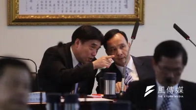 國民黨中常會,工程會主委許俊逸報告捷運環狀線問題,當場對黨主席朱立倫打臉,朱立倫和副主席郝龍斌相視而笑。(楊子磊攝)
