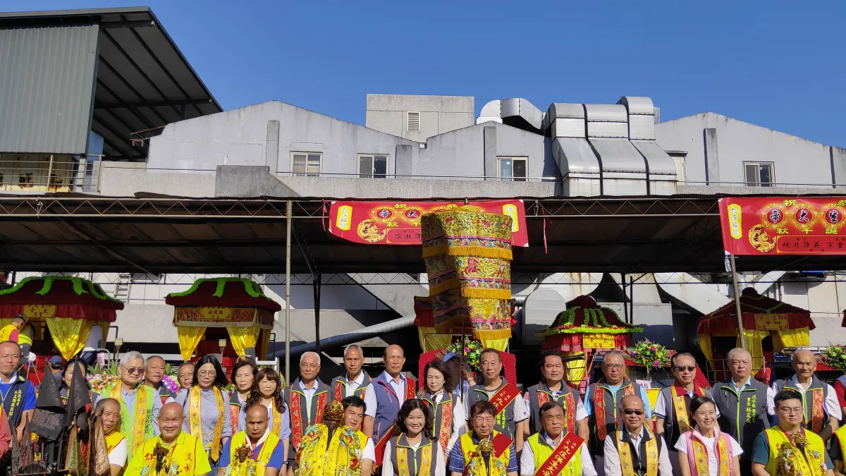 112年九庄輪祀要過庄前全體參與人員捧著神像合影。(圖/新北市政府文化局)