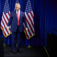 2026年1月6日、米ワシントンで、共和党下院議員の年度政策会議での演説を終え、降壇するドナルド・トランプ米大統領(AP通信) 2026年1月6日、米ワシントンで、共和党下院議員の年度政策会議での演説を終え、降壇するドナルド・トランプ米大統領(AP通信)