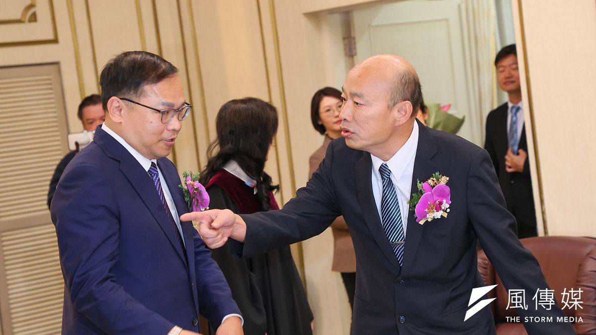 民進黨立院團疑似「挺戒嚴」爭議貼文,把「刁難王義川(左)」也列為藍白罪狀,讓沈政男表示他看了噗哧一笑。(資料照,顏麟宇攝) 民進黨立院團疑似「挺戒嚴」爭議貼文,把「刁難王義川(左)」也列為藍白罪狀,讓沈政男表示他看了噗哧一笑。(資料照,顏麟宇攝)