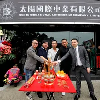 尹国駒氏の弟子でマカオのサンシティ・カジノ責任者、周焯華氏(右から2人目)が率いた香港上場企業「サンシティ・インターナショナル」は、2021年末に「インペリアル・フィナンシャル・グループ」へ改称。事業領域は不動産からエンタメまで幅広い。(写真/サンシティ・グループ公式Facebook) 尹国駒氏の弟子でマカオのサンシティ・カジノ責任者、周焯華氏(右から2人目)が率いた香港上場企業「サンシティ・インターナショナル」は、2021年末に「インペリアル・フィナンシャル・グループ」へ改称。事業領域は不動産からエンタメまで幅広い。(写真/サンシティ・グループ公式Facebook)