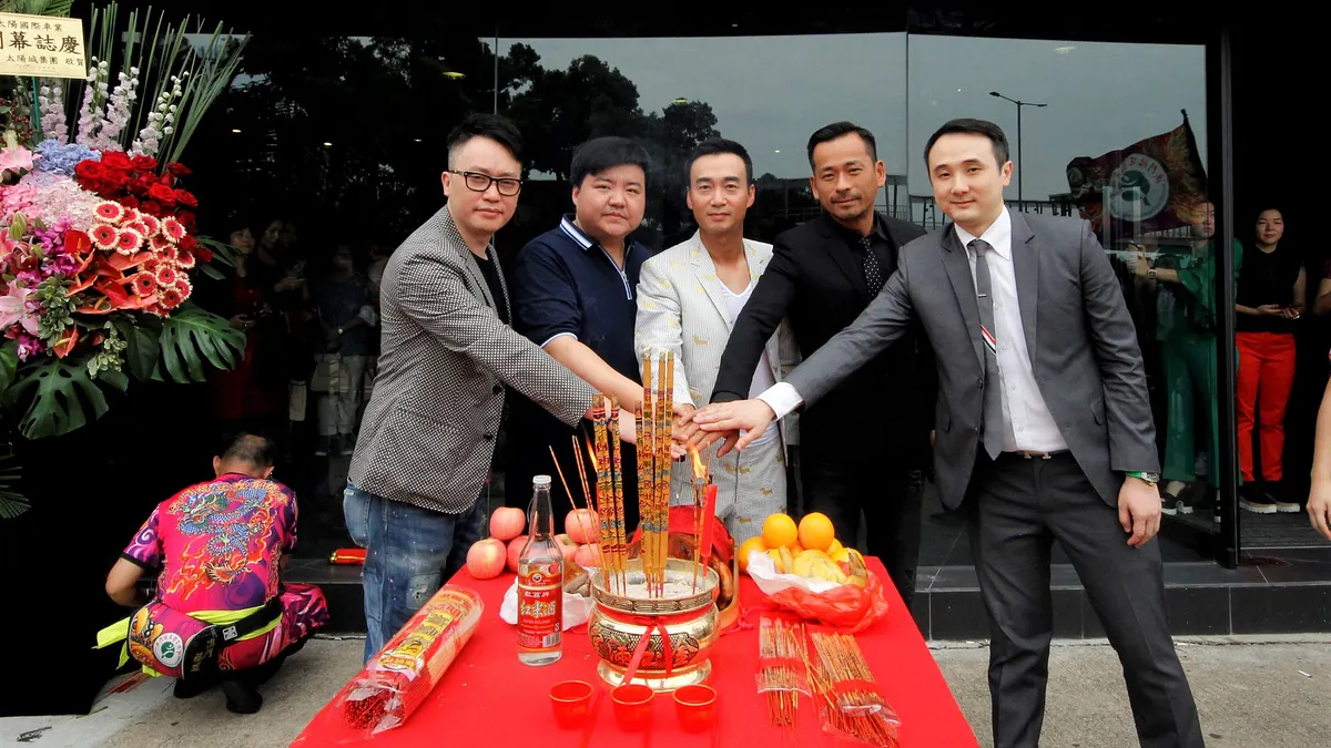 尹国駒氏の弟子でマカオのサンシティ・カジノ責任者、周焯華氏(右から2人目)が率いた香港上場企業「サンシティ・インターナショナル」は、2021年末に「インペリアル・フィナンシャル・グループ」へ改称。事業領域は不動産からエンタメまで幅広い。(写真/サンシティ・グループ公式Facebook) 尹国駒氏の弟子でマカオのサンシティ・カジノ責任者、周焯華氏(右から2人目)が率いた香港上場企業「サンシティ・インターナショナル」は、2021年末に「インペリアル・フィナンシャル・グループ」へ改称。事業領域は不動産からエンタメまで幅広い。(写真/サンシティ・グループ公式Facebook)