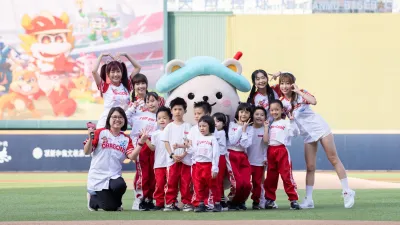 北市社會局長姚淑文、親子館吉祥物「獺獺」及味全龍啦啦隊員合體,與小小孩們熱舞,為球賽開球。(圖/臺北市政府社會局提供)
