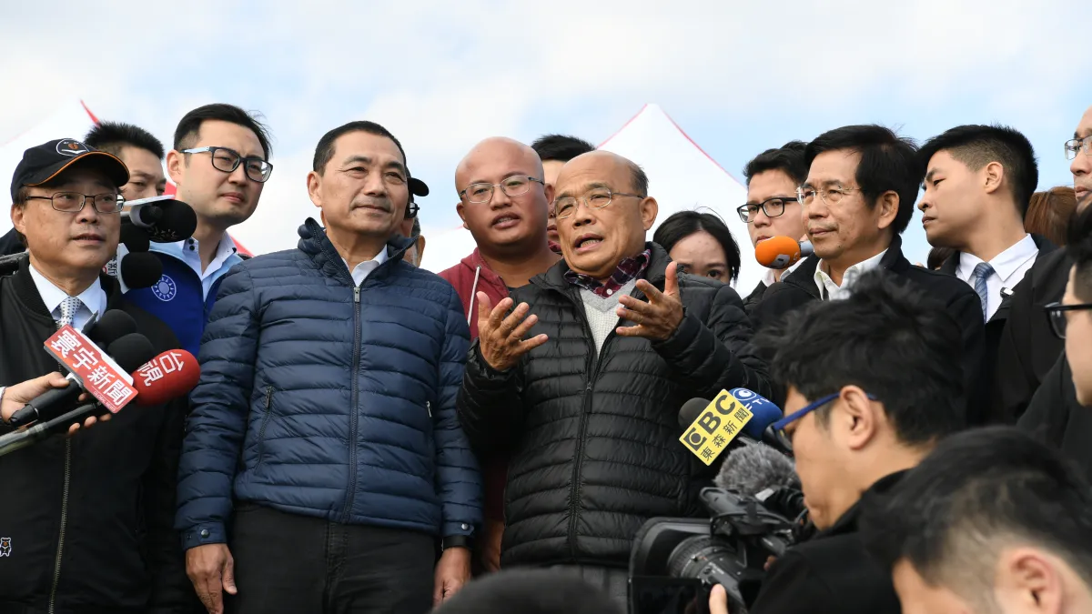 20190118-行政院長蘇貞昌今(18)日至新北市金山區視察「中角沙珠灣遊憩環境改善情形」,新北市長侯友宜陪同視察。(行政院提供)