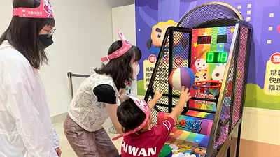 「FOOD超人兒藝節出任務特展」呈現臺灣夜市獨有遊樂設施,打造一個白天也能來的夜市。(圖/新北市政府文化局)