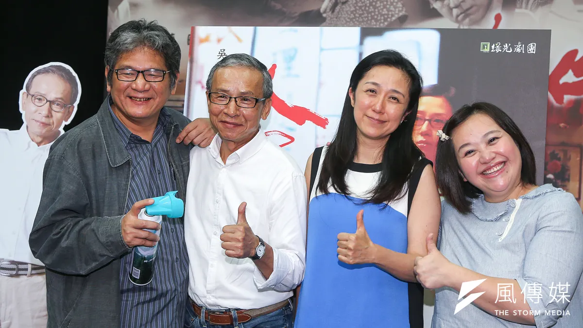 吳念真所導的第一部舞台劇處女秀《人間條件1》即將於今年5月起第6度全台巡演,左起為李永豐、吳念真、黃韻玲、鍾欣凌。(陳明仁攝)