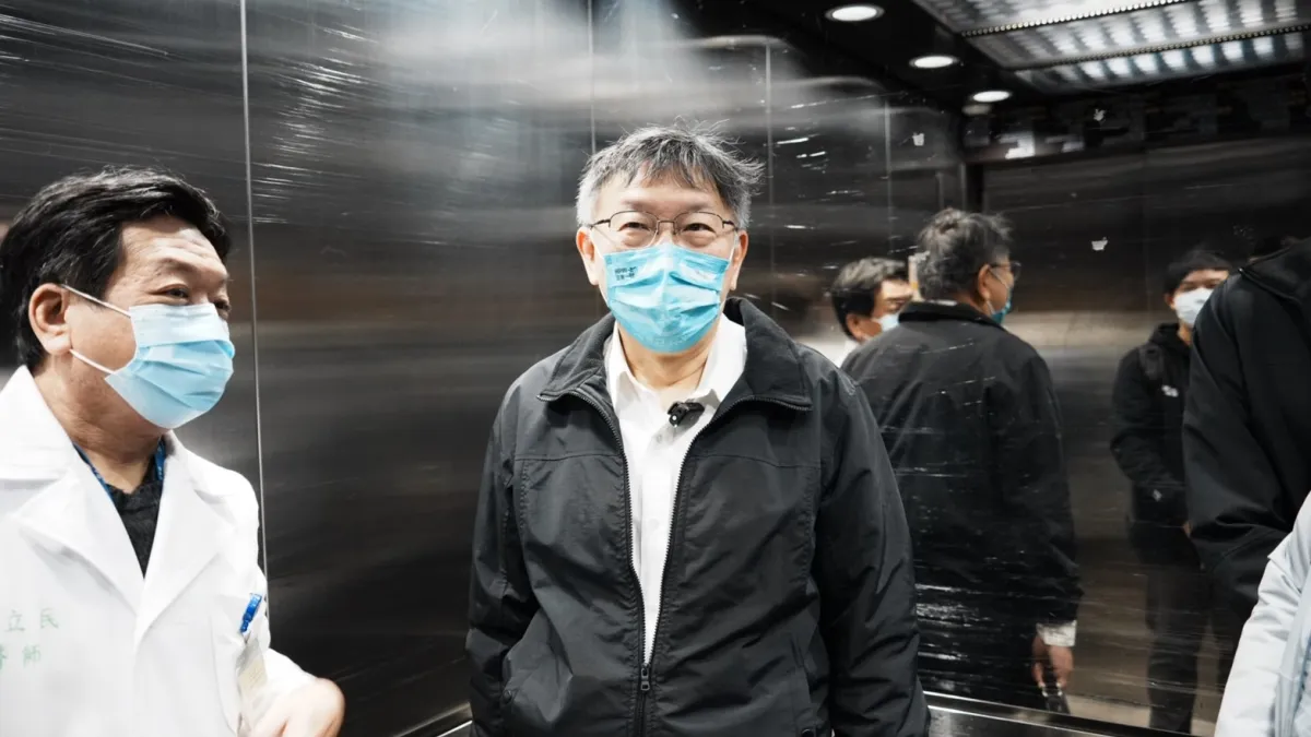 20221226-前台北市長柯文哲(圖右)回台大醫院上班第一天,愛徒許立民(圖左)親自迎接。(柯文哲辦公室提供)