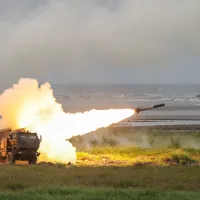 台湾軍の重砲射撃および新式武器換装検証射撃訓練で使用された高機動ロケット砲システム「ハイマース」。(陳品佑撮影) 台湾軍の重砲射撃および新式武器換装検証射撃訓練で使用された高機動ロケット砲システム「ハイマース」。(陳品佑撮影)