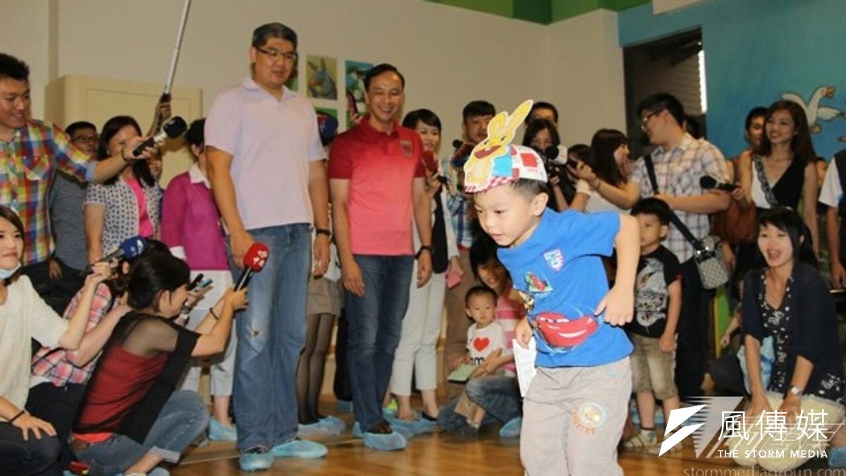 連勝文30日進行「新北學習之旅」,拜訪三重重新公共托育中心,面對這麼多小小孩,連勝文也不斷提及自己的小孩,現場爸爸味相當濃厚。(葉信菉攝) 連勝文30日進行「新北學習之旅」,拜訪三重重新公共托育中心,面對這麼多小小孩,連勝文也不斷提及自己的小孩,現場爸爸味相當濃厚。(葉信菉攝)
