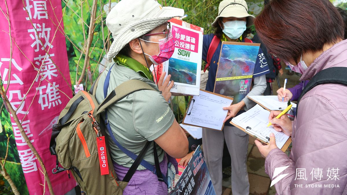 國民黨台北市議員王鴻薇表示,民進黨又開始使出慣用的手法,「洗腦大家挺藻礁就是挺國民黨」。圖為參與搶救藻礁公投連署的民眾。(資料照,顏麟宇攝) 國民黨台北市議員王鴻薇表示,民進黨又開始使出慣用的手法,「洗腦大家挺藻礁就是挺國民黨」。圖為參與搶救藻礁公投連署的民眾。(資料照,顏麟宇攝)