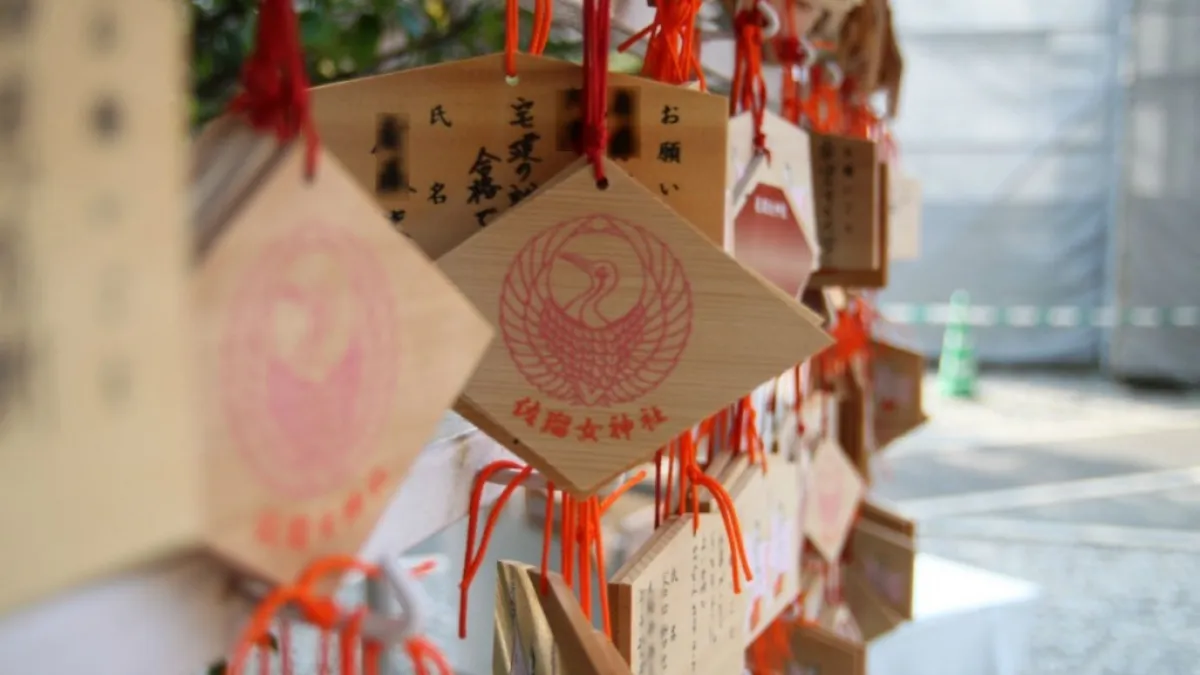 日本神社都有提供許願的繪馬匾,你有寫過嗎?