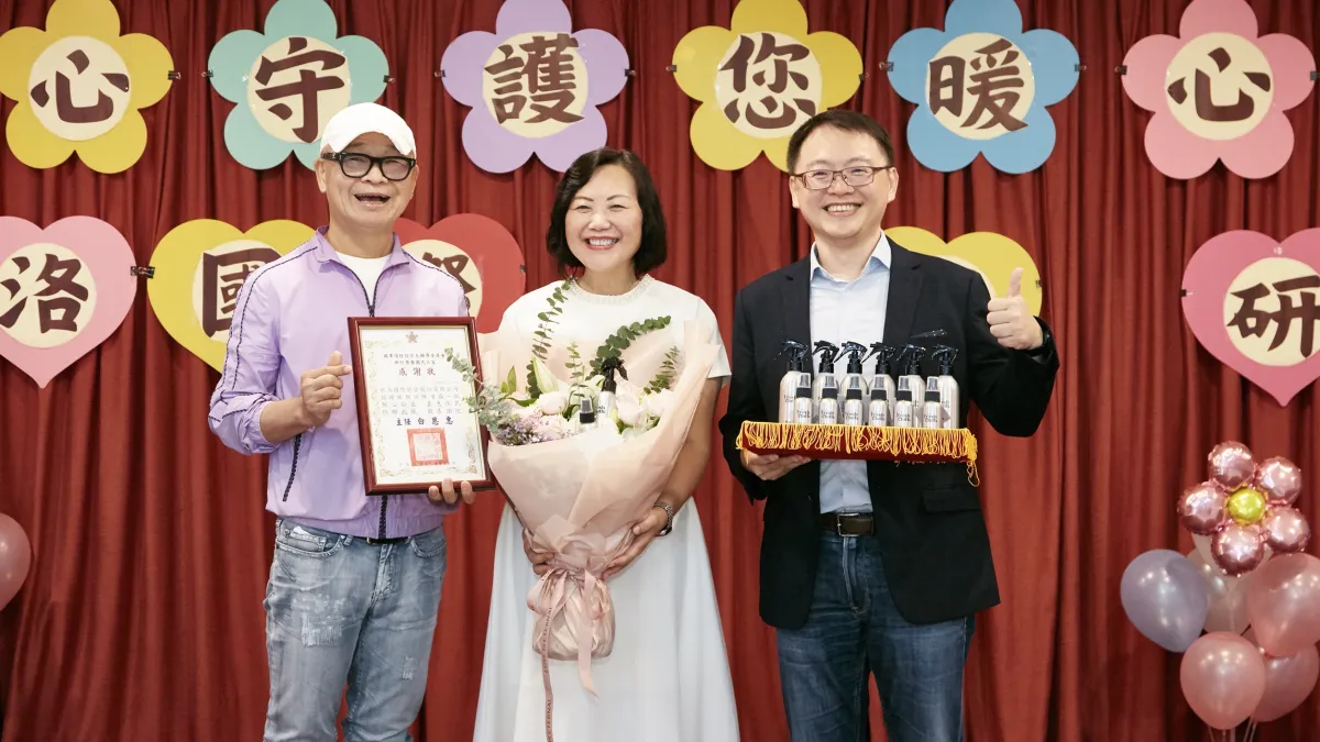 iROO董事長劉本謙、工研院材化所經理孫文檠與新竹榮民之家主任白恩惠共同出席捐贈儀式。(圖/iROO提供)