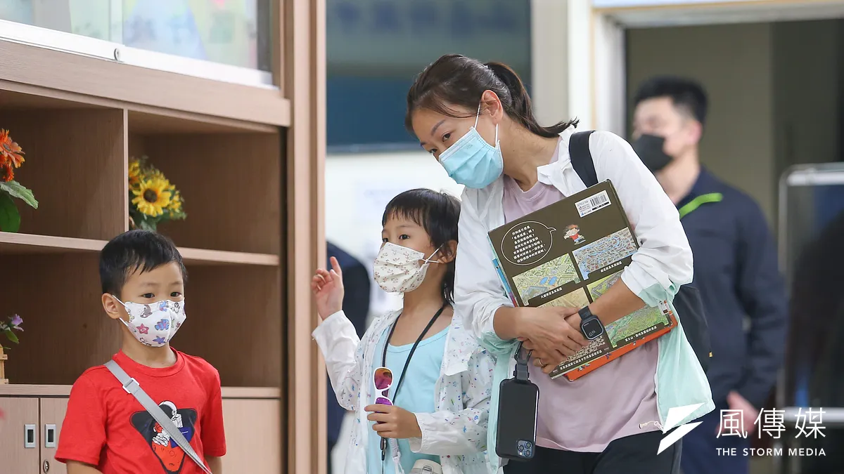 一直誇獎孩子不一定是好事,研究發現,家長長期誇獎孩子「好聰明」反而會造成反效果。(資料照/顏麟宇攝) 一直誇獎孩子不一定是好事,研究發現,家長長期誇獎孩子「好聰明」反而會造成反效果。(資料照/顏麟宇攝)