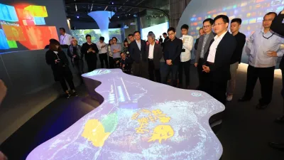 台中市長林佳龍(前排右一)率市府多位局長共同視察台中市政願景館改建工程,順著自然流暢的動線,逐一踏訪四大主題區,並利用多媒體互動設計,體驗探索台中歷史故事與未來願景。(圖/台中市政府提供)