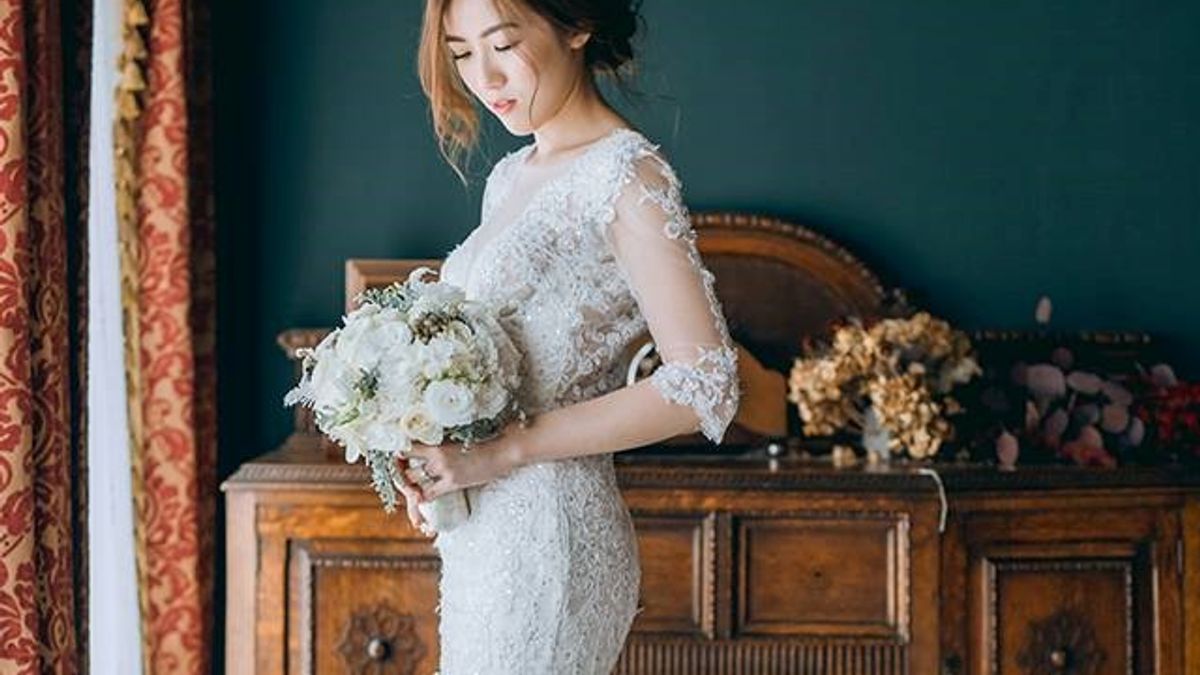 1930年代中期以後,台灣上流社會的新娘穿著幾乎已經定調,就是穿白色長洋裝和白色頭紗的禮服,不再穿上衣長裙兩件式、有繁複圖案的中西混合式禮服。(圖/Jenny Chou提供) 1930年代中期以後,台灣上流社會的新娘穿著幾乎已經定調,就是穿白色長洋裝和白色頭紗的禮服,不再穿上衣長裙兩件式、有繁複圖案的中西混合式禮服。(圖/Jenny Chou提供)