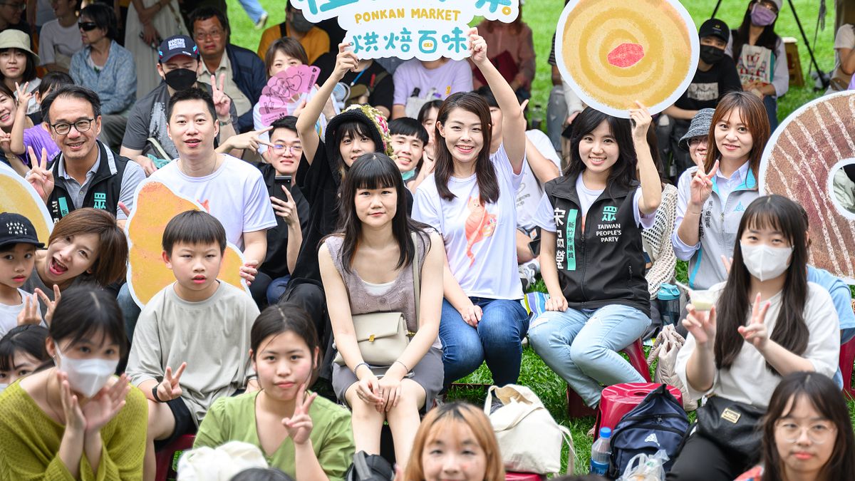 新竹市長高虹安出席「椪柑市集.烘焙百味」活動,與市民朋友一起逛市集。(圖/新竹市政府提供) 新竹市長高虹安出席「椪柑市集.烘焙百味」活動,與市民朋友一起逛市集。(圖/新竹市政府提供)