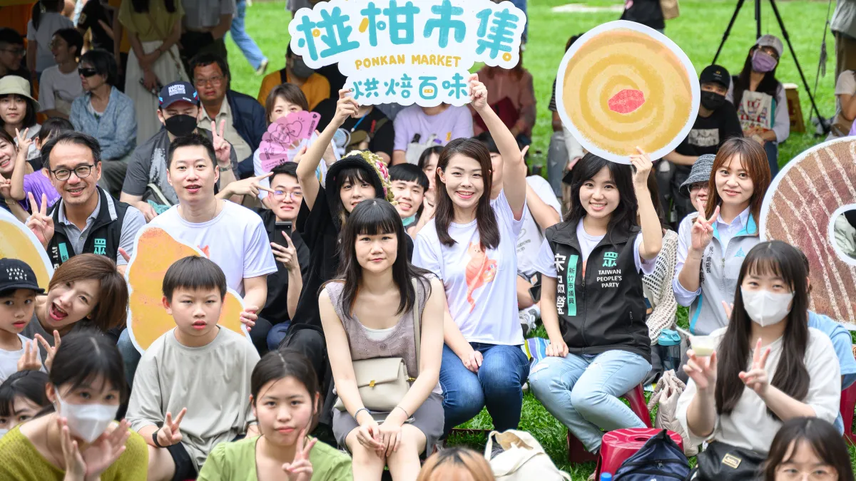 新竹市長高虹安出席「椪柑市集.烘焙百味」活動,與市民朋友一起逛市集。(圖/新竹市政府提供)