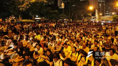 香港七一遊行,群眾入夜靜坐。(美聯社)