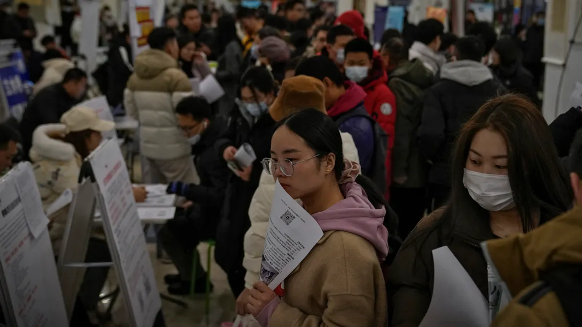 中國青年失業率高,中國年輕人找工作的競爭相當激烈。(AP)