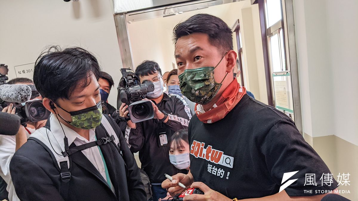 被罷免的台灣基進立委陳柏惟28日於質詢後向大家道別。(顏麟宇攝) 被罷免的台灣基進立委陳柏惟28日於質詢後向大家道別。(顏麟宇攝)