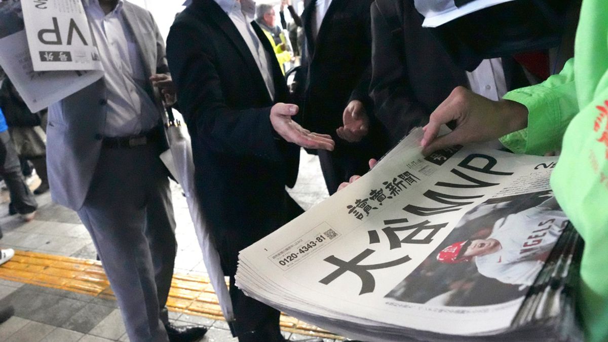 大谷翔平拿下美聯MVP,《讀賣新聞》在東京街頭發放快報。(美聯社) 大谷翔平拿下美聯MVP,《讀賣新聞》在東京街頭發放快報。(美聯社)